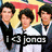 Three people stand side-by-side under a red triangular shape, with a sign reading '14 Jonas' in front of them.
