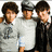 Six identical figures in alternating gray and black outfits stand side-by-side with purple text overlay reading "i love the jonas brothers".